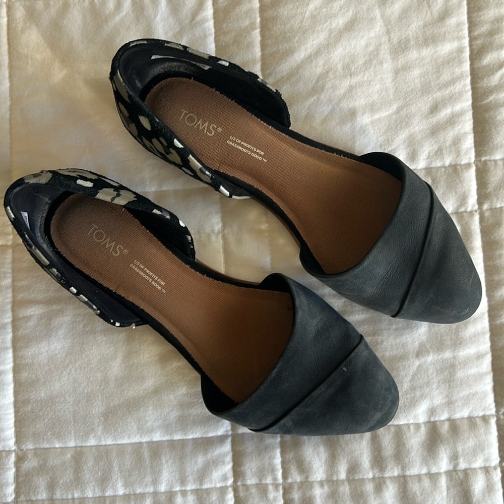 Black flats with cheetah print heel.